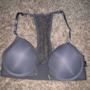 Never worn Vince Camuto front close bra
